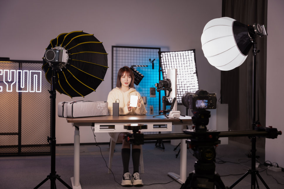 Осветитель Zhiyun MOLUS X100 Осветитель Zhiyun MOLUS X100