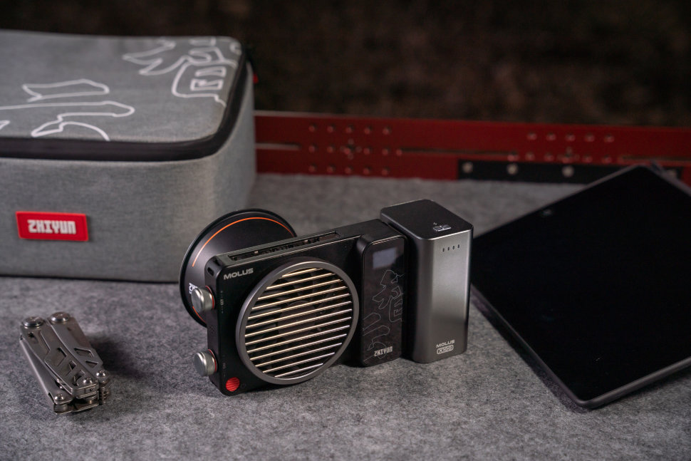 Осветитель Zhiyun MOLUS X100 Combo Осветитель Zhiyun MOLUS X100 Combo