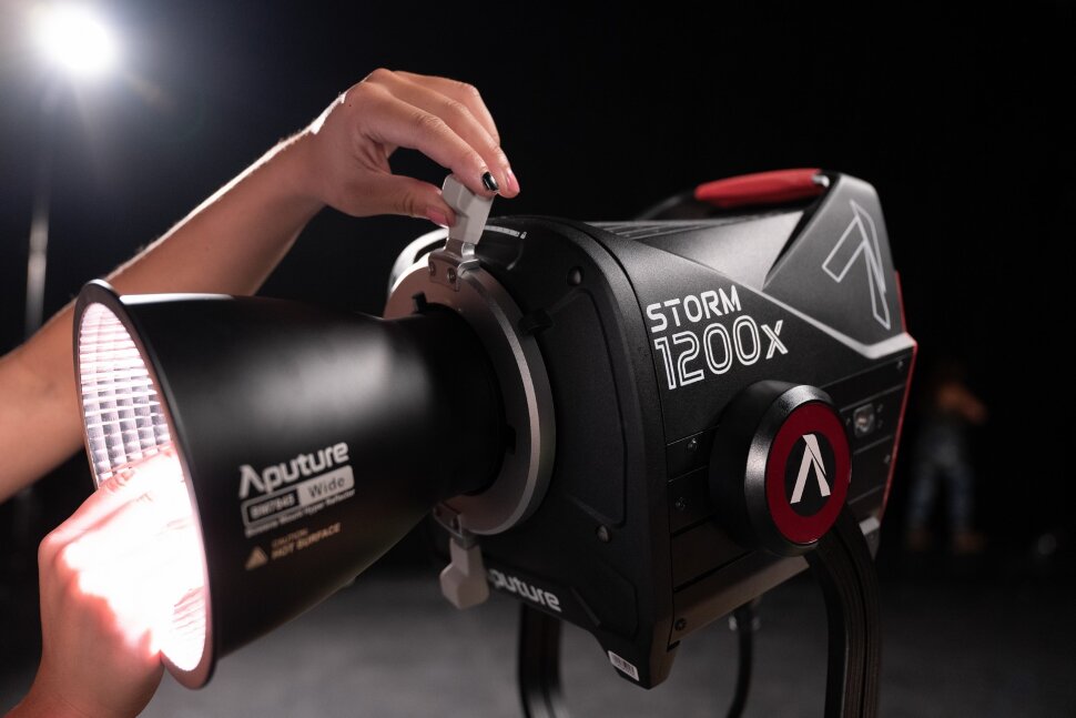 Осветитель Aputure STORM 1200X Осветитель Aputure STORM 1200X