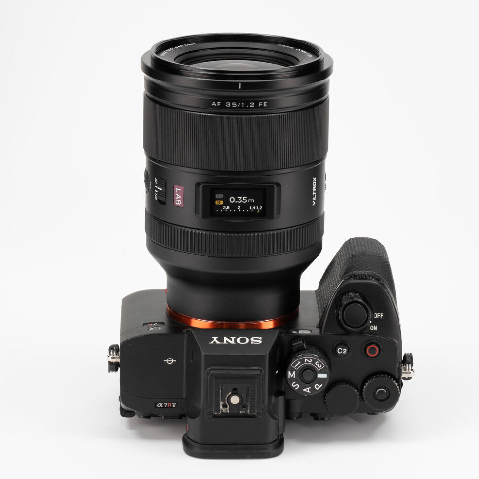 Объектив Viltrox AF 35mm F1.2 LAB FF E-mount Объектив Viltrox AF 35mm F1.2 LAB FF E-mount