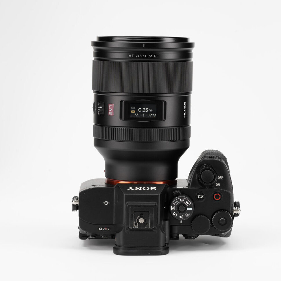 Объектив Viltrox AF 35mm F1.2 LAB FF E-mount Объектив Viltrox AF 35mm F1.2 LAB FF E-mount