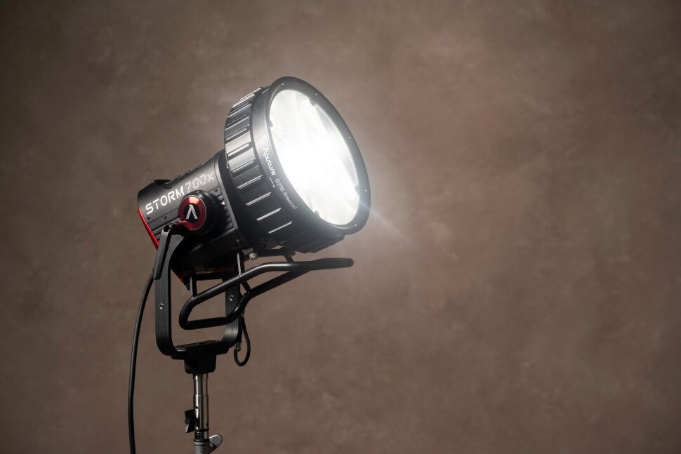 Осветитель Aputure STORM 700x Осветитель Aputure STORM 700x