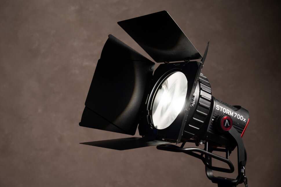 Осветитель Aputure STORM 700x Осветитель Aputure STORM 700x
