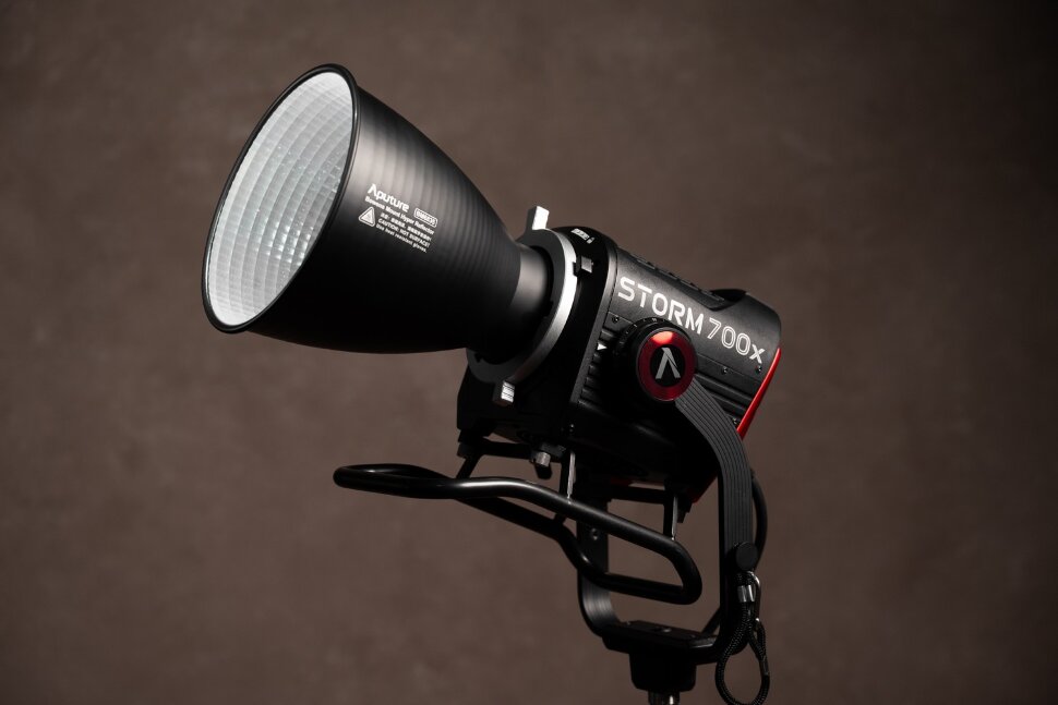 Осветитель Aputure STORM 700x Осветитель Aputure STORM 700x