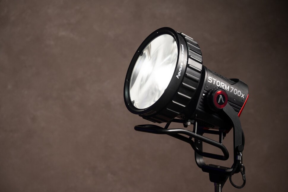 Осветитель Aputure STORM 700x Осветитель Aputure STORM 700x