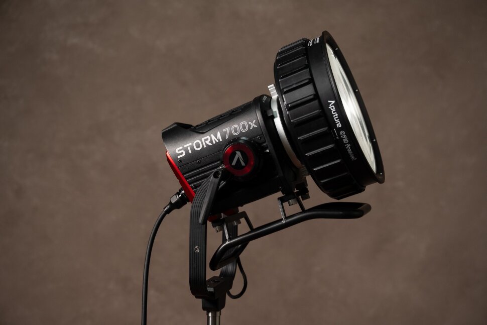 Осветитель Aputure STORM 700x Осветитель Aputure STORM 700x
