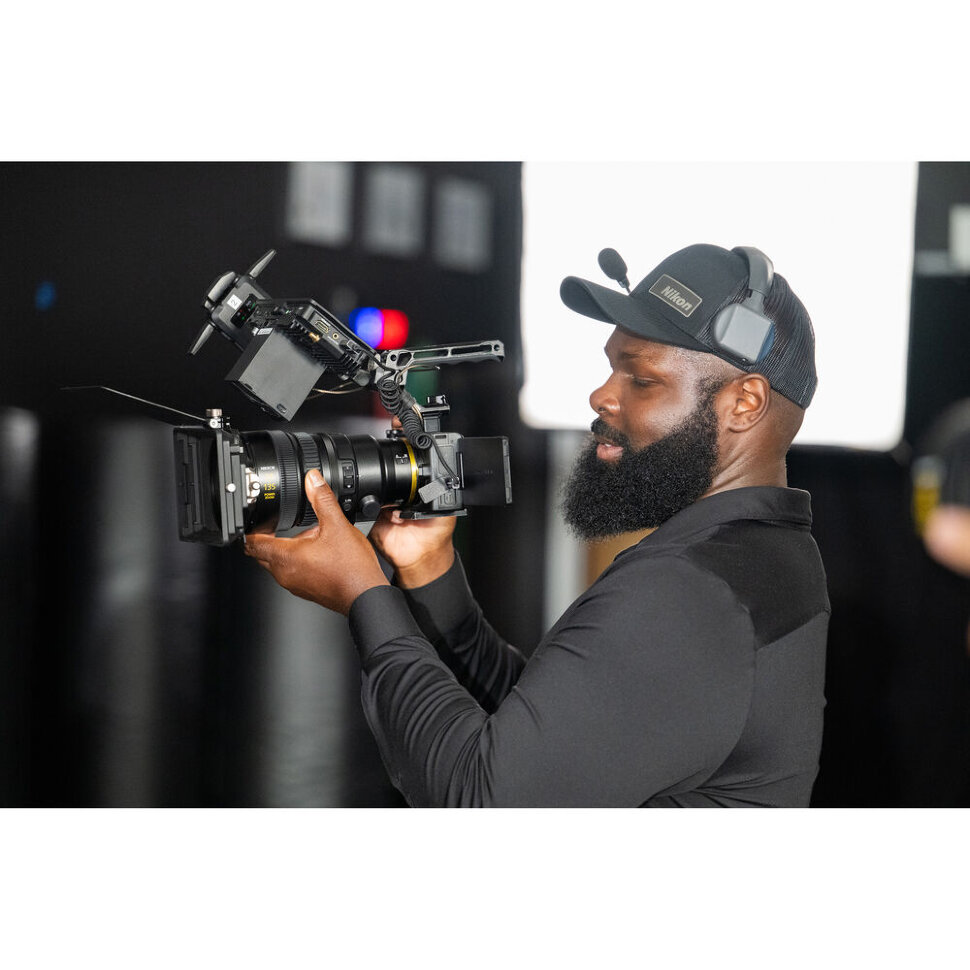 Кинокамера Nikon ZR + NIKKOR Z 24-70mm F/4.0 S Кинокамера Nikon ZR + NIKKOR Z 24-70mm F/4.0 S