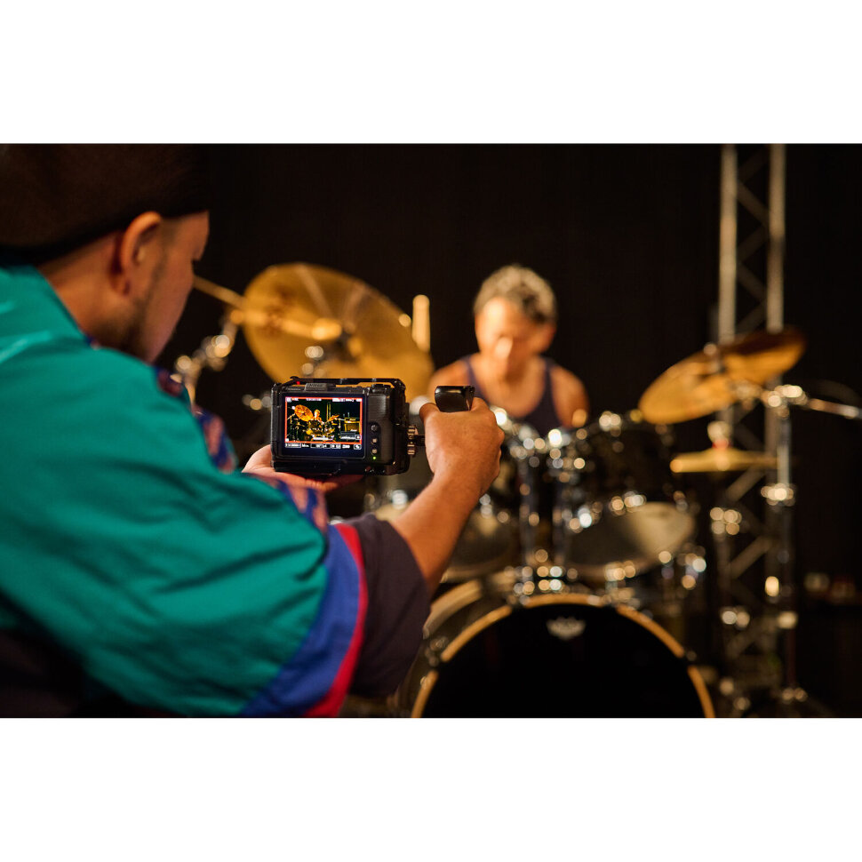 Кинокамера Nikon ZR + NIKKOR Z 24-70mm F/4.0 S Кинокамера Nikon ZR + NIKKOR Z 24-70mm F/4.0 S