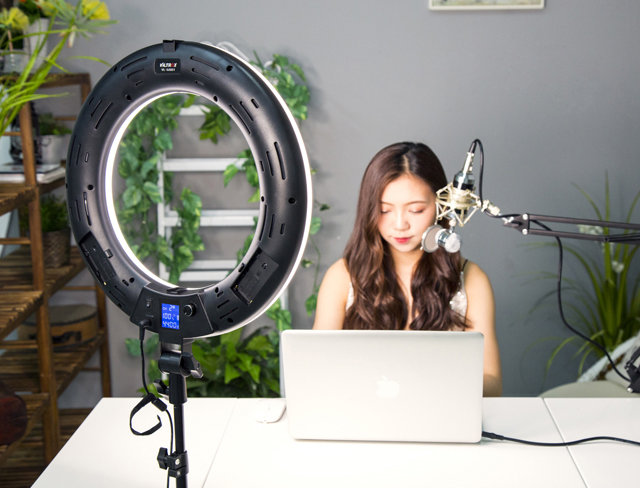 Осветитель кольцевой Viltrox VL-600B 45W (5600K) Осветитель кольцевой Viltrox VL-600B 45W (5600K)